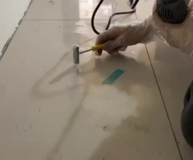 富蕴瓷砖开裂维修公司专业分享瓷砖在铺贴前如果没有沥干水分，将会导致以下问题