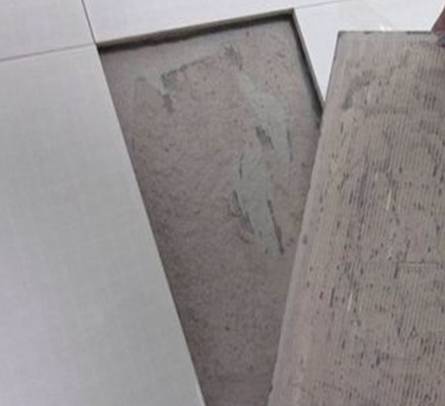 富蕴瓷砖空鼓维修公司分享瓷砖铺贴时如果打浆（即涂抹在瓷砖背面和基层上的砂浆或瓷砖胶）过少，会带来以下问题